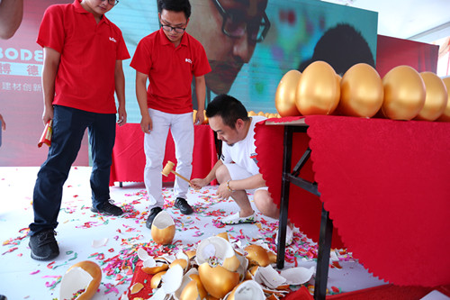 業(yè)主砸金蛋中大獎 (1)_副本.jpg