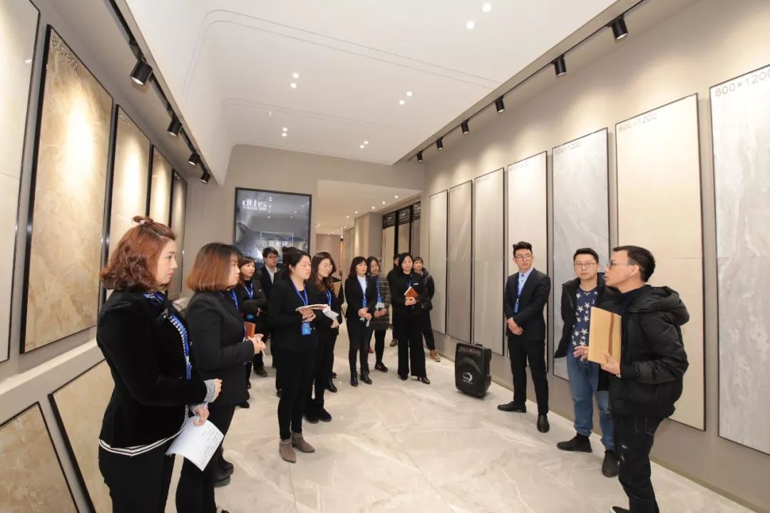 18 大唐合盛瓷磚揚州旗艦店員工風(fēng)采展示.jpg