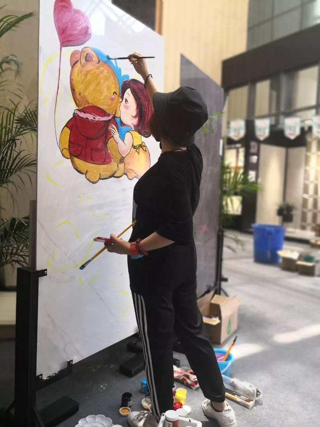 名插畫師龍躉在格萊斯new pearl大板創作 (1).jpg