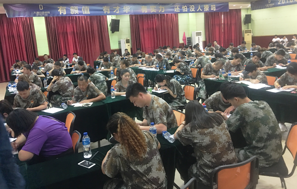 5 《多種店態標準及專賣店設計》課上,學員們認真地做著筆記.jpg