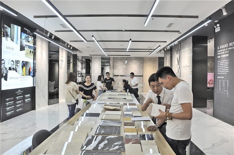 06業主們在選材區仔細選購博德生態石.JPG